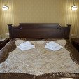 фото отель нафтуся трускавець. номер люкс.кровать